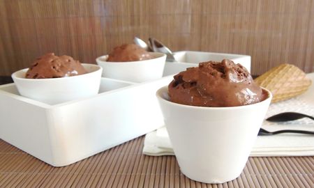 El helado keto de chocolate se convirtió en una de las recetas más buscadas por quienes siguen una alimentación baja en carbohidratos o no pueden consumir lácteos ni azúcar. El helado keto de chocolate se convirtió en una de las recetas más buscadas por quienes siguen una alimentación baja en carbohidratos o no pueden consumir lácteos ni azúcar.