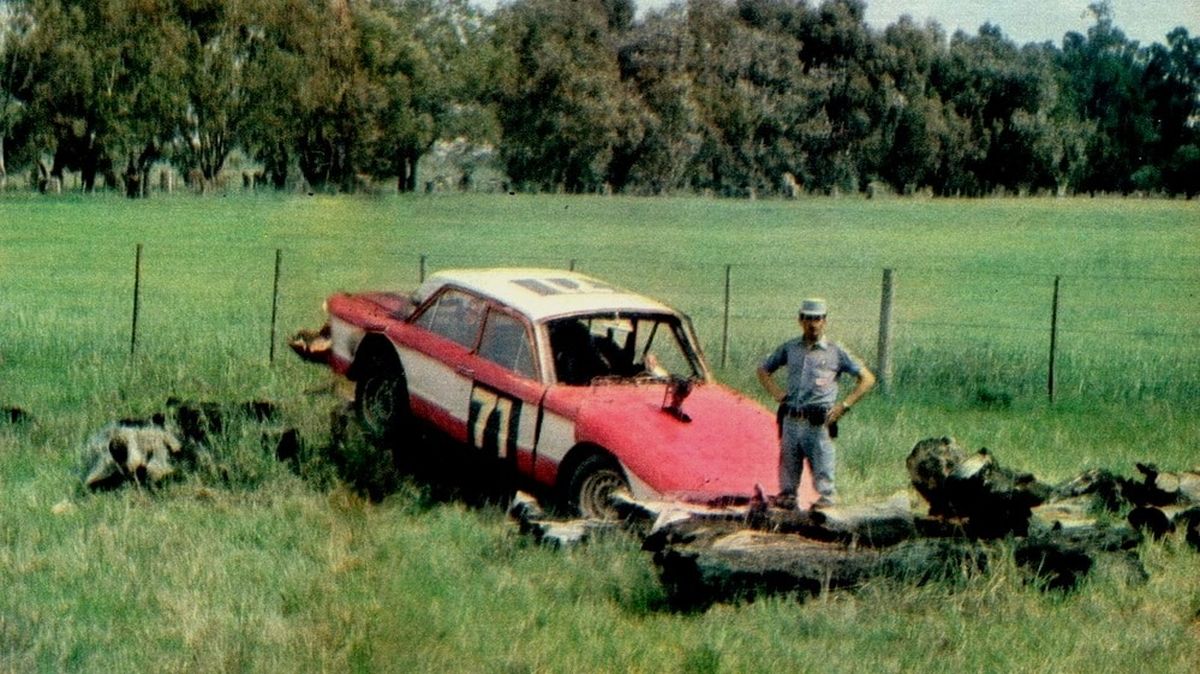 Tras abandonar la carrera, Lizeviche y Galíndez emprendieron el regreso a los boxes caminando por el costado de la ruta provincial 46, en sentido inverso a la prueba, donde los autos transitaban a casi 250 km/h. El Ford Nº 71 del tigrense Marcial Feijoó (foto) hizo un trompo y se fue hacia la banquina, derrapando casi 400 metros por la misma, y embistió a ambos, quienes murieron instantáneamente.