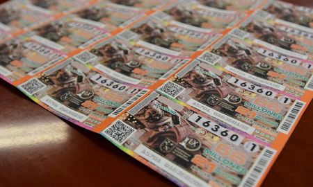 gana 63 millones de euros con un boleto de loteria que habia comprado en el trabajo gana 63 millones de euros con un boleto de loteria que habia comprado en el trabajo
