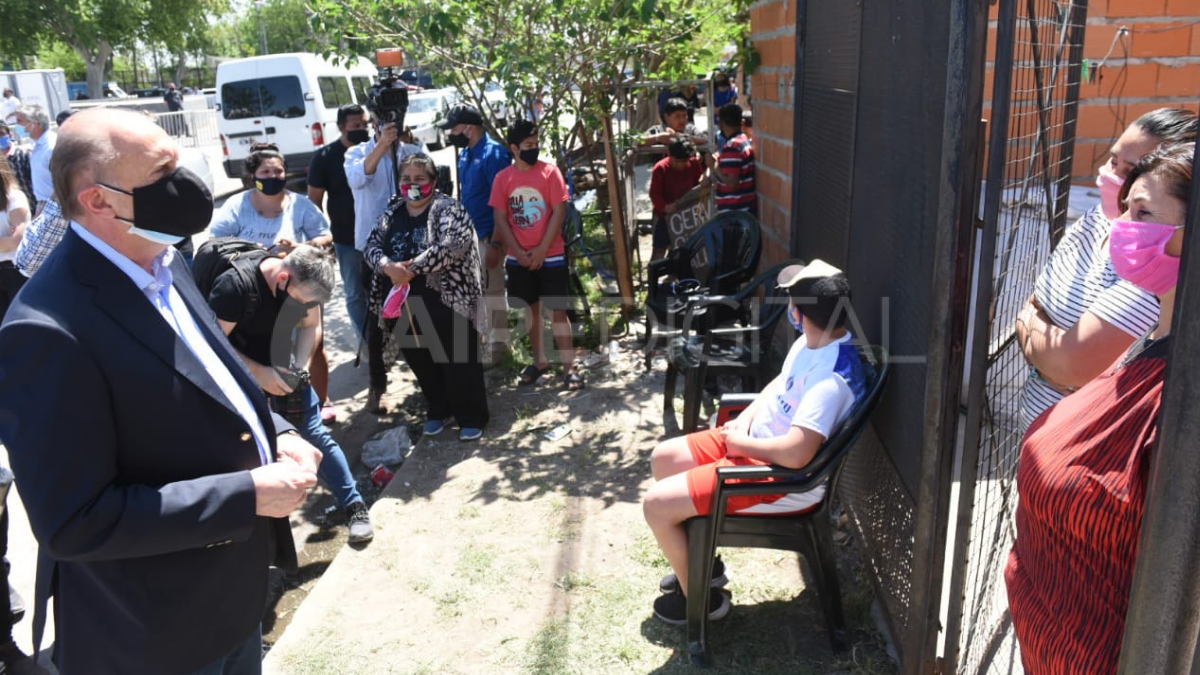 Perotti dialoga con vecinos de Rosario antes de continuar hacia Granadero Baigorria