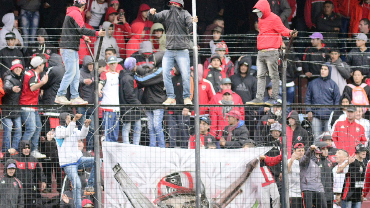 Es el hijastro del jefe de la barra de Newells
