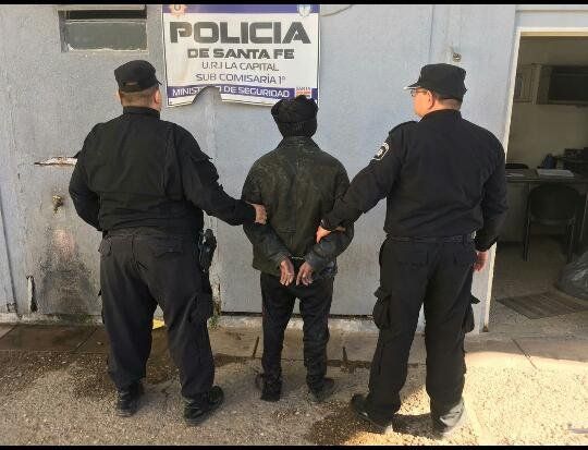 G.P. de 29 años fue detenido el jueves en Varadero Sarsotti donde una joven de 17 años recibió un disparo en la cabeza. Los vecinos acusaron al hombre frente a los efectivos de la Subcomisaría Primera de ser el autor del disparo que hirió gravemente a la mujer