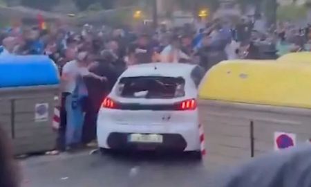 Un auto atropelló a 13 personas en las afueras del estadio RCDE, mientras se jugaba Barcelona Espanyol. Un auto atropelló a 13 personas en las afueras del estadio RCDE, mientras se jugaba Barcelona Espanyol.