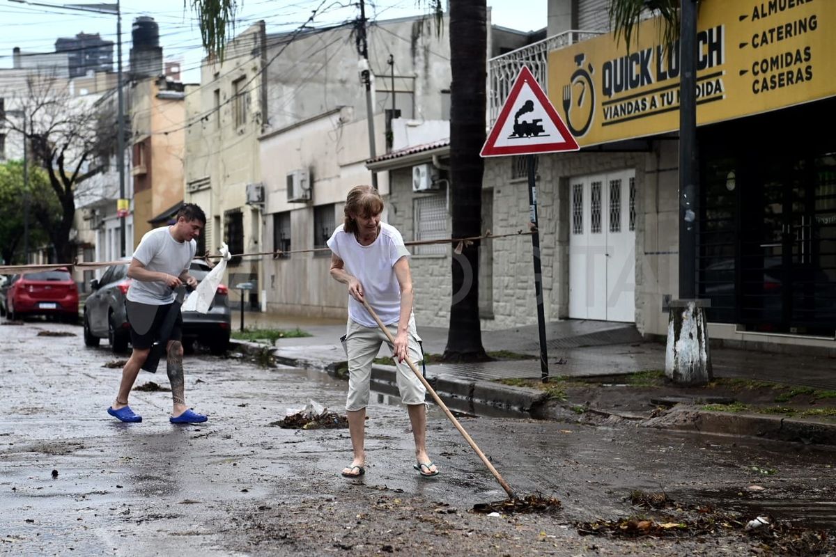 El agua provocó el anegamiento en varias calles de la ciudad de Santa Fe. El agua provocó el anegamiento en varias calles de la ciudad de Santa Fe.