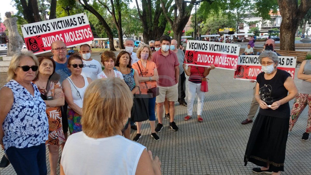 El sábado pasado, los vecinos de los barrios Candioti Norte y Sur se convocaron en la plaza Pueyrredón para reclamar un mayor control en la nocturnidad.