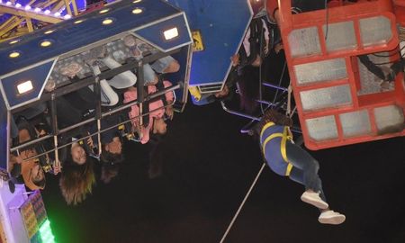 Falló un juego de un parque de atracciones y quedaron personas atrapadas