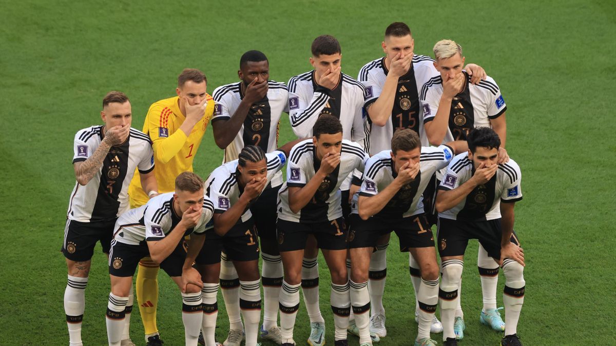 En la foto grupal los jugadores alemanes posaron tapándose la boca.
