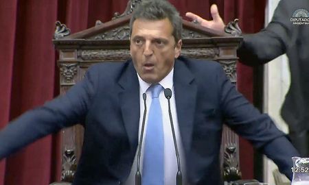 El presidente de la Cámara de Diputados de la Nación, Sergio Massa, convocó al diálogo a verdes y celestes para discutir sobre el aborto legal. El presidente de la Cámara de Diputados de la Nación, Sergio Massa, convocó al diálogo a verdes y celestes para discutir sobre el aborto legal.