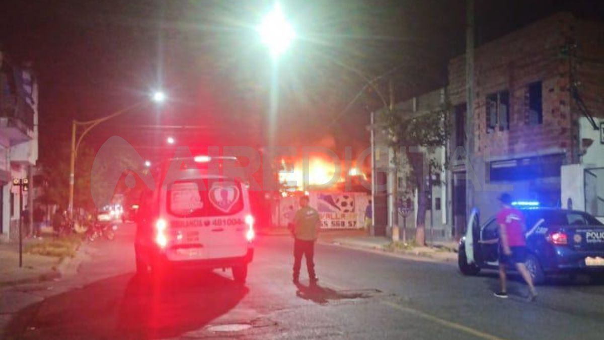 Ciudad de Santa Fe: incendiaron instalaciones de un fútbol 5 y las llamas quemaron parte de una empresa lindera 