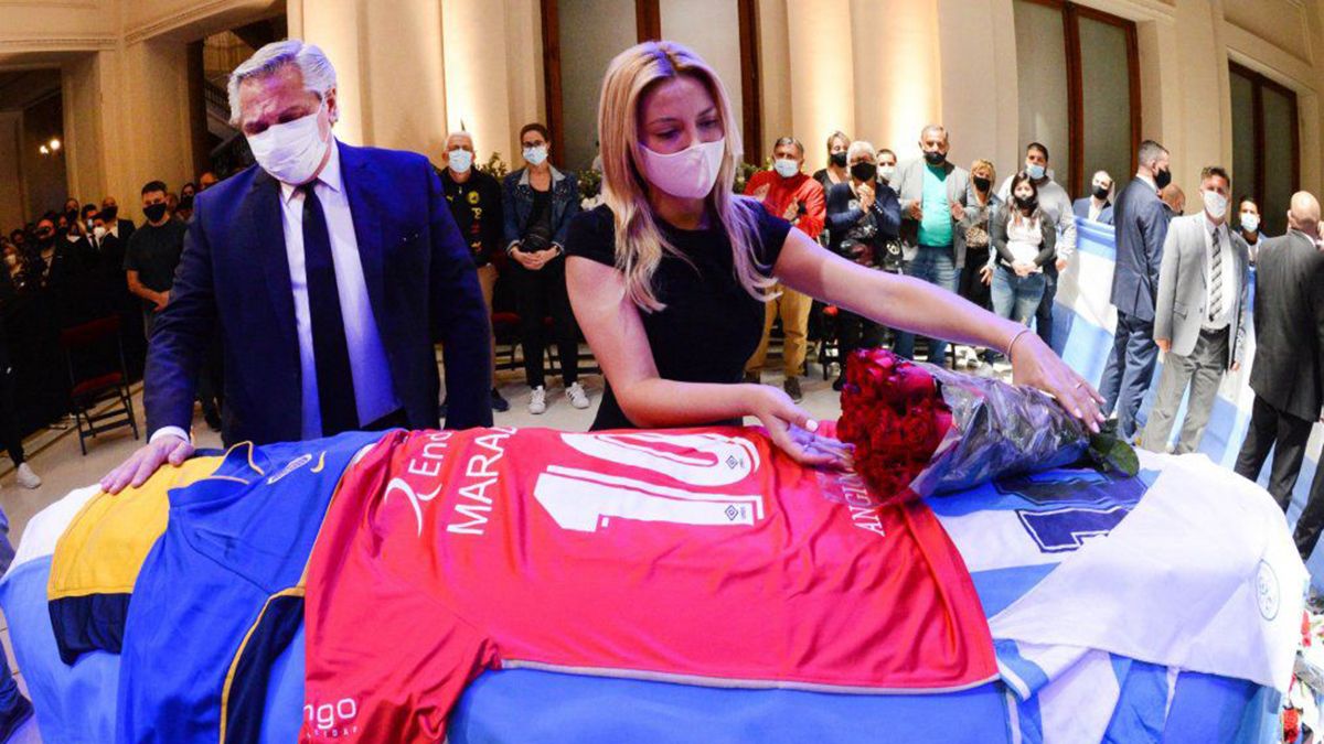 Cientos de miles de personas fueron el jueves a la Casa Rosada a despedir a Maradona en un velatorio que terminó con serios incidentes.