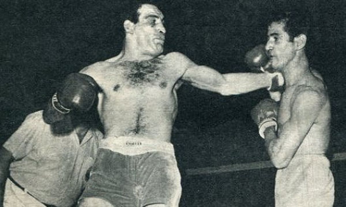 El 3 de mayo de 1969 y, en la primera de las cinco defensas exitosas que realizó de su corona, Locche le GPP 15 al venezolano Carlos Morocho Hernández (foto) en el Luna Park. Las otras cuatro fueron ante el brasileño Joao Henrique (11 de octubre de 1969), el estadounidense Adolph Pruitt (16 de mayo de 1970), el español Domingo Barrera Corpas (3 de abril de 1971), y el colombiano Antonio Cervantes (11 de diciembre de 1971). El 3 de mayo de 1969 y, en la primera de las cinco defensas exitosas que realizó de su corona, Locche le GPP 15 al venezolano Carlos Morocho Hernández (foto) en el Luna Park. Las otras cuatro fueron ante el brasileño Joao Henrique (11 de octubre de 1969), el estadounidense Adolph Pruitt (16 de mayo de 1970), el español Domingo Barrera Corpas (3 de abril de 1971), y el colombiano Antonio Cervantes (11 de diciembre de 1971).