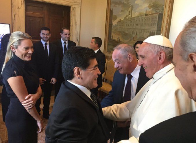 Francisco recibió a Maradona, en la previa del Partido por la Paz