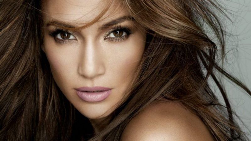 Los ajustadísimos y acampanados jeans de Jennifer López que hicieron suspirar Instagram