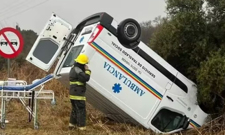 Una ambulancia volcó mientras trasladaba de urgencia a un niño en Córdoba. Una ambulancia volcó mientras trasladaba de urgencia a un niño en Córdoba.