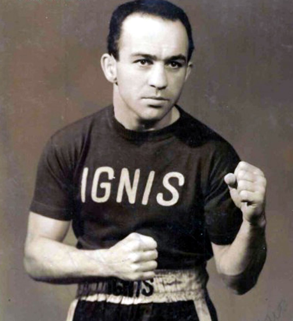 Como D'Agata era incapaz de oír el sonido de la campana al principio y al final de cada round, inicialmente su solicitud de la licencia profesional fue rechazada. Pero su firme insistencia, más una masiva petición firmada por miles de ciudadanos y, con el decisivo impulso y apoyo del por entonces diputado Amintore Fanfani, obtuvo la misma, y fue la primera para un púgil sordo en la historia de Italia. Como D'Agata era incapaz de oír el sonido de la campana al principio y al final de cada round, inicialmente su solicitud de la licencia profesional fue rechazada. Pero su firme insistencia, más una masiva petición firmada por miles de ciudadanos y, con el decisivo impulso y apoyo del por entonces diputado Amintore Fanfani, obtuvo la misma, y fue la primera para un púgil sordo en la historia de Italia.