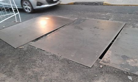 Así están las chapas en la calle y se corren cada vez que pasan los colectivos, generando ruidos molestos. Así están las chapas en la calle y se corren cada vez que pasan los colectivos, generando ruidos molestos.