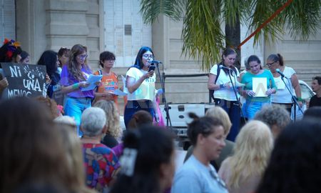 Miles de mujeres y disidencias marcharon este lunes en la ciudad de Santa Fe. Miles de mujeres y disidencias marcharon este lunes en la ciudad de Santa Fe.
