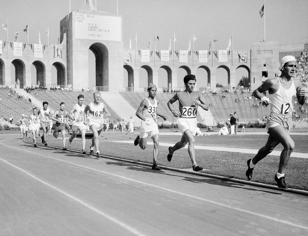 El maratón de los Juegos Olímpicos de Los Angeles se disputó el domingo 7 de agosto de 1932. Zabala –con el número 12 en su pecho, y gorra blanca– lideró desde su inicio la carrera, que se largó desde el estadio Memorial Coliseum a las 15.38 y de la que tomaron parte 29 fondistas representando a 15 naciones. El maratón de los Juegos Olímpicos de Los Angeles se disputó el domingo 7 de agosto de 1932. Zabala –con el número 12 en su pecho, y gorra blanca– lideró desde su inicio la carrera, que se largó desde el estadio Memorial Coliseum a las 15.38 y de la que tomaron parte 29 fondistas representando a 15 naciones.
