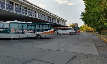 El Gobierno Nacional publicó en el Boletín Oficial el decreto por el cual se desregulan los servicios del Transporte Automotor de Pasajeros de media y larga distancia. El Gobierno Nacional publicó en el Boletín Oficial el decreto por el cual se desregulan los servicios del Transporte Automotor de Pasajeros de media y larga distancia.