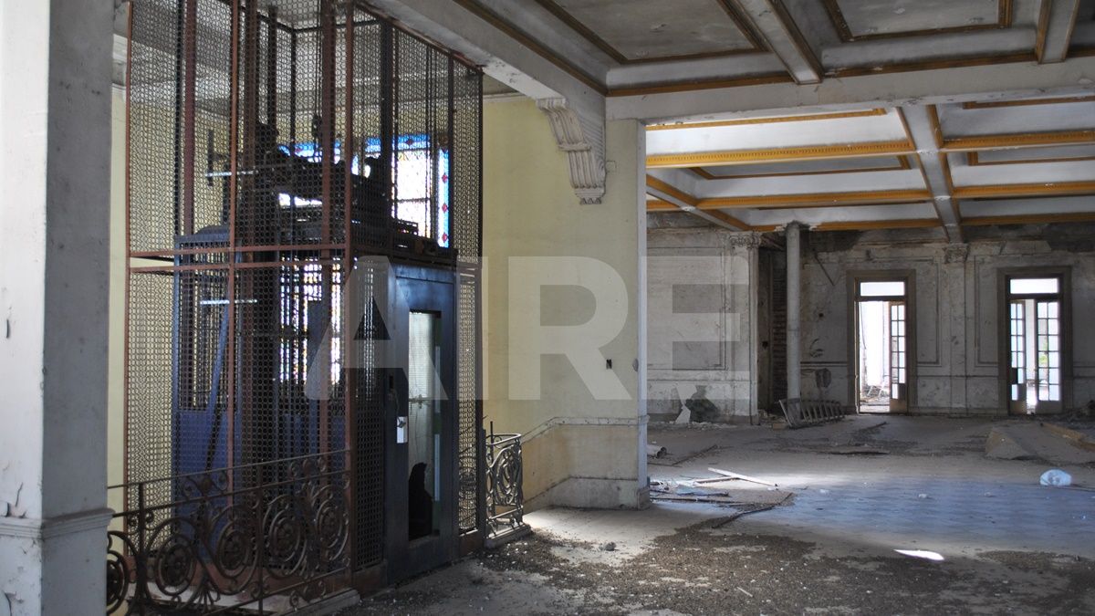 El ascensor del edificio del Ritz permanece intacto en el interior, aunque las paredes, pisos y techos presenten grandes daños. / Gentileza: Leopoldo Ferreira.