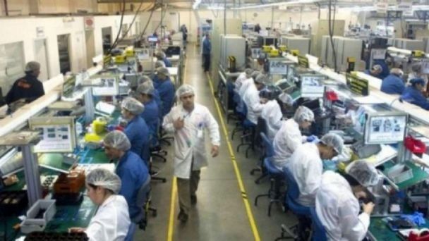 Es una de las mayores fabricantes de celulares para Samsung y LG.