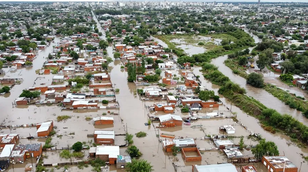 Fotografía aérea de calles inundadas por fuertes lluvias en Bahía Blanca (Argentina).&nbsp;