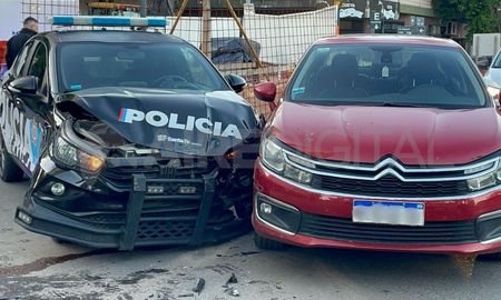 Accidente en Bulevar Pellegrini: chocaron un patrullero y un auto Accidente en Bulevar Pellegrini: chocaron un patrullero y un auto