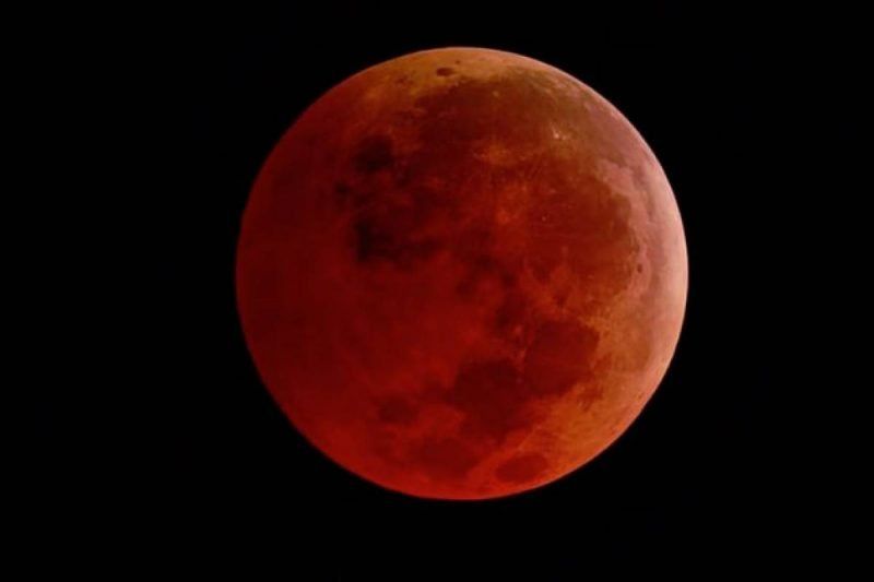 La Luna de Sangre puede verse en el cielo durante los eclipses lunares.&nbsp;