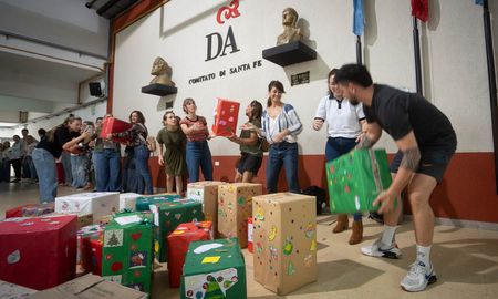 Mamás y papás de los alumnos del turno mañana formaron una cadena para trasladar 30 cajas solidarias donadas por la Dante Alighieri. Mamás y papás de los alumnos del turno mañana formaron una cadena para trasladar 30 cajas solidarias donadas por la Dante Alighieri.