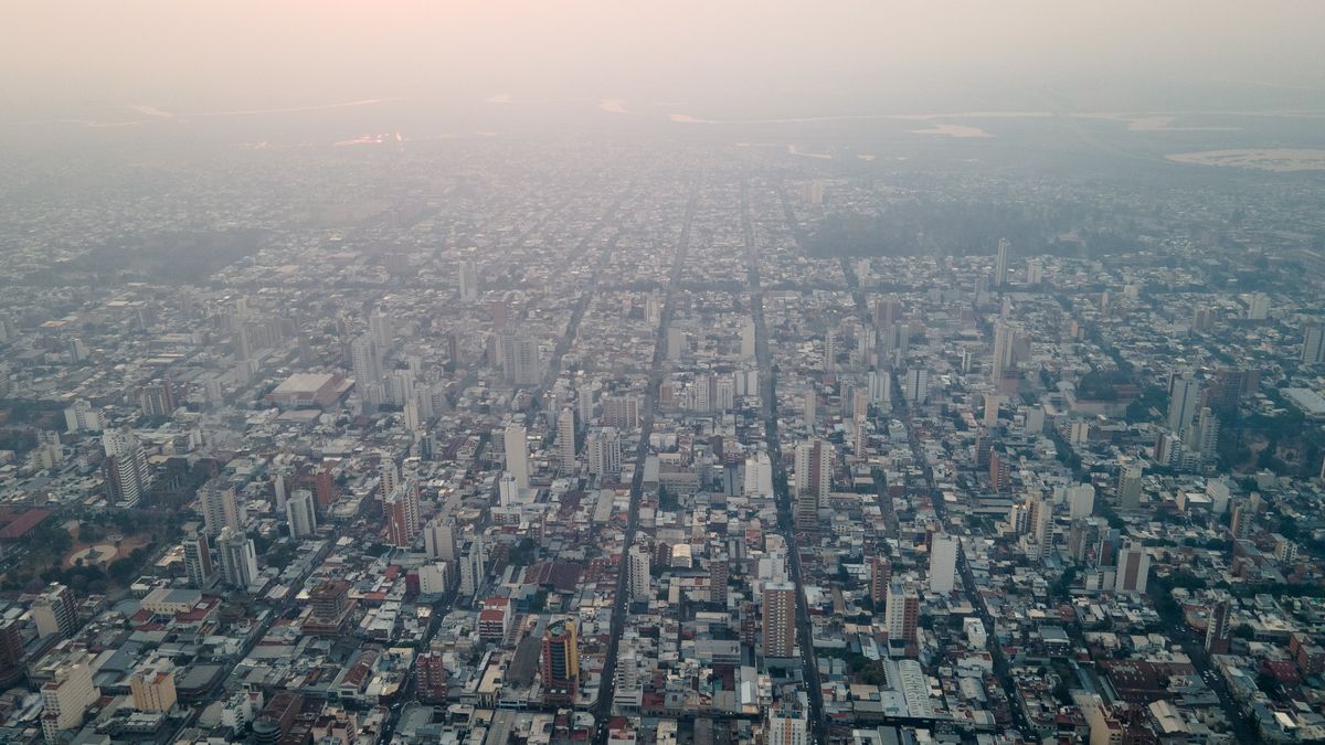 El humo invadió la ciudad de Santa Fe y dejó un fuerte olor a quemado en el ambiente.