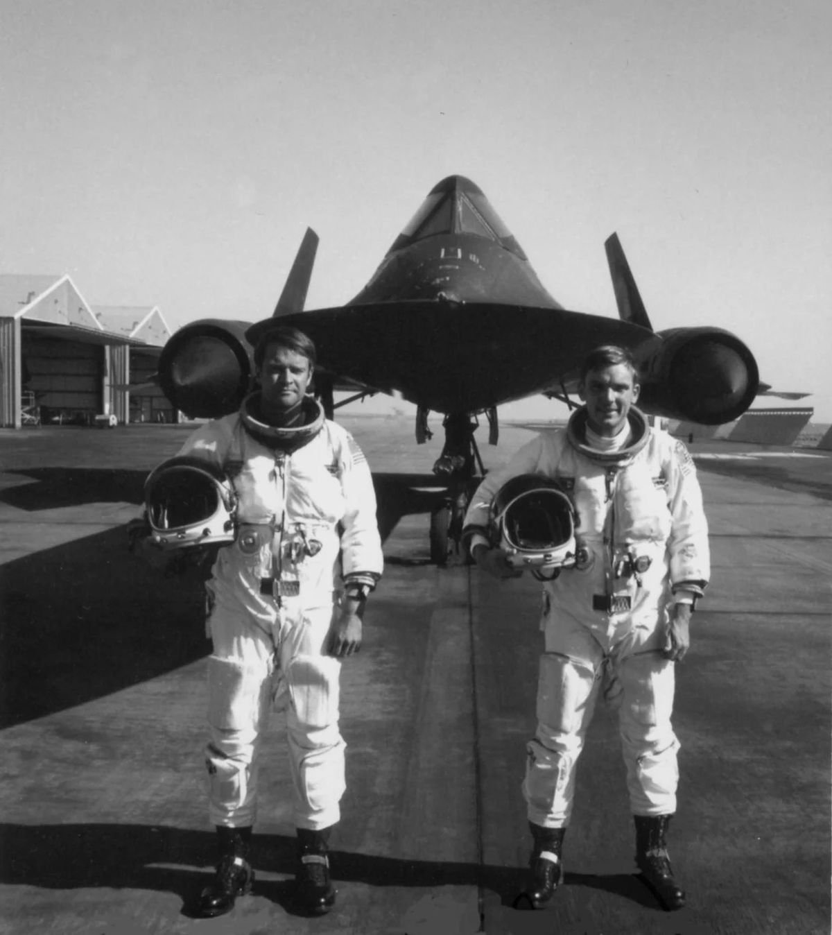 El miércoles 28 de julio de 1976 y, tras despegar desde la Base Beale, en California, el Oficial de Sistemas de Reconocimiento, George Morgan (izquierda), y el piloto Eldon Joersz, establecieron el récord mundial de velocidad con el SR-71 Blackbird matrícula 17958. A la fecha, el asombroso registro de 3528,8 km/h (2193,167 mph) se mantiene vigente. El miércoles 28 de julio de 1976 y, tras despegar desde la Base Beale, en California, el Oficial de Sistemas de Reconocimiento, George Morgan (izquierda), y el piloto Eldon Joersz, establecieron el récord mundial de velocidad con el SR-71 Blackbird matrícula 17958. A la fecha, el asombroso registro de 3528,8 km/h (2193,167 mph) se mantiene vigente.