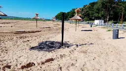 altText(Vandalizaron y prendieron fuego una sombrilla de una playa de la Costanera)}