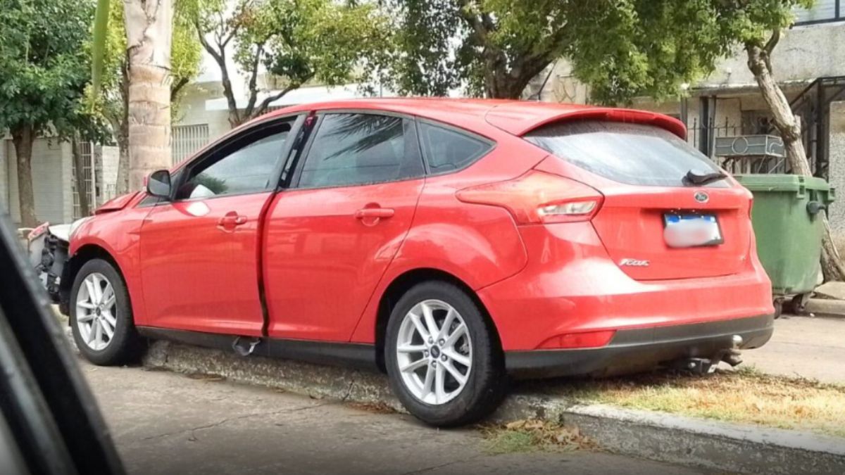 Se descompensó al volante y terminó con su auto sobre el cantero central en el sur de Santa Fe