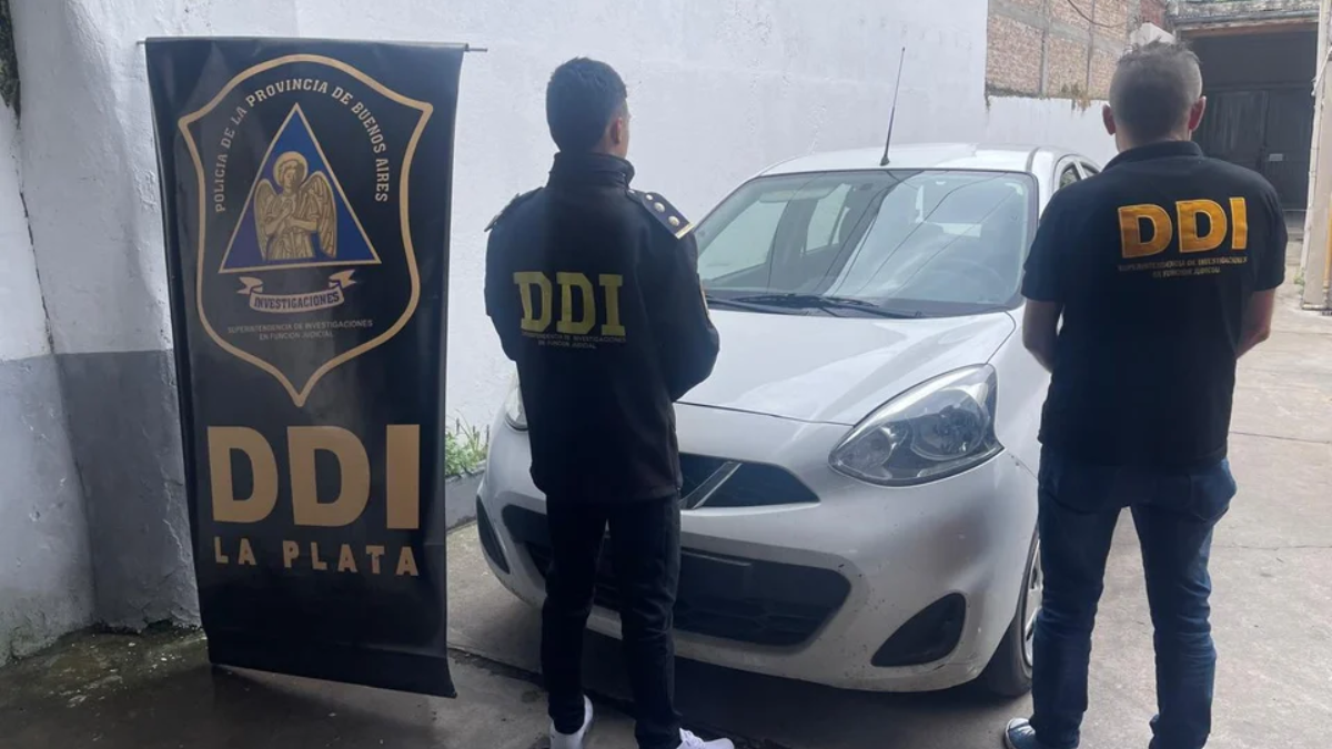 El vehículo en el que fue detenido el sargento de la Bonaerense, un Nissan March con pedido de secuestro activo. El vehículo en el que fue detenido el sargento de la Bonaerense, un Nissan March con pedido de secuestro activo.