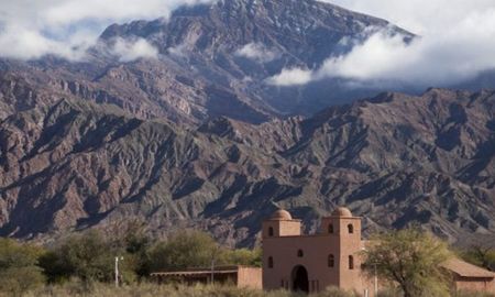 Escapada a la Ruta del Adobe en Catamarca, un circuito llena de historia, cultura y paisajes. Escapada a la Ruta del Adobe en Catamarca, un circuito llena de historia, cultura y paisajes.