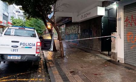conmocion en la plata: dos amigas atravesaron un ventanal y una de ellas cayo al vacio desde el segundo piso conmocion en la plata: dos amigas atravesaron un ventanal y una de ellas cayo al vacio desde el segundo piso