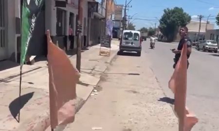 La zona del hecho. La joven quedó inmovilizada entre la vereda y la calle tras ser herida a la altura del estomago. La zona del hecho. La joven quedó inmovilizada entre la vereda y la calle tras ser herida a la altura del estomago.