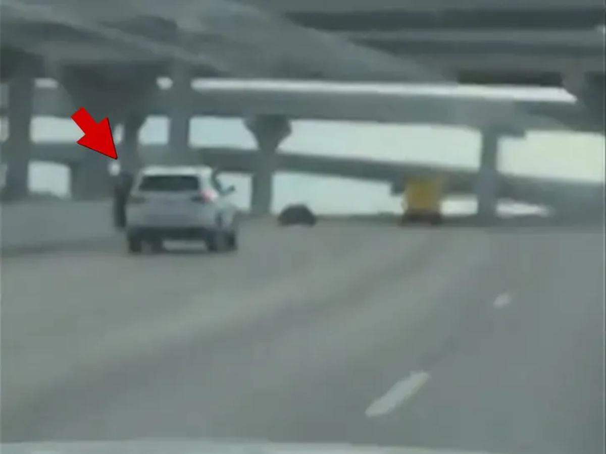 Una mujer fue filmada semidesnuda colgando de un auto en la autopista. Una mujer fue filmada semidesnuda colgando de un auto en la autopista.