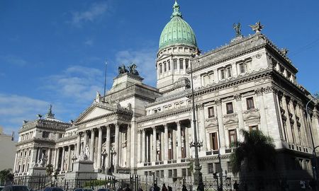 El proyecto enviado por el Poder Ejecutivo crea un nuevo impuesto sobre los ingresos a partir del equivalente a 15 salarios mínimos, vitales y móviles (SMVM) al mes. El proyecto enviado por el Poder Ejecutivo crea un nuevo impuesto sobre los ingresos a partir del equivalente a 15 salarios mínimos, vitales y móviles (SMVM) al mes.