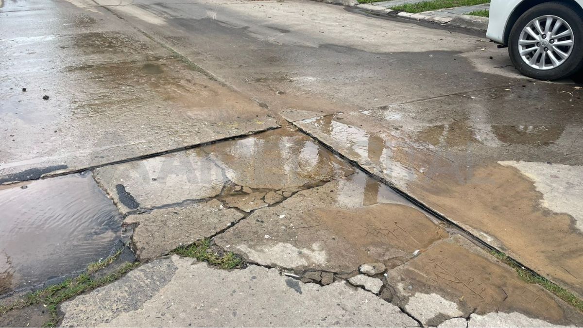 El deterioro de la calzada producto de una cañería rota. El deterioro de la calzada producto de una cañería rota.