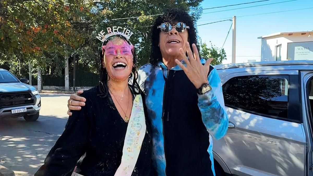 La Mona Jiménez bajó de su auto para sumarse al festejo de una joven abogada en Córdoba.