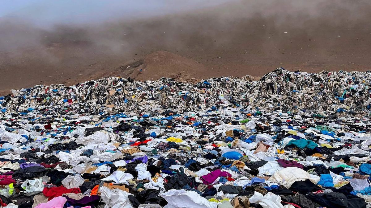 En el Desierto de Atacama de Chile se encuentra uno de los cementerios de ropa m&aacute;s grande del mundo.