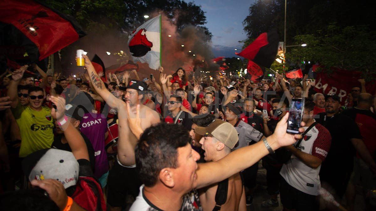 Los hinchas sabaleros coparon las calles de Río Hondo para alentar a los jugadores.