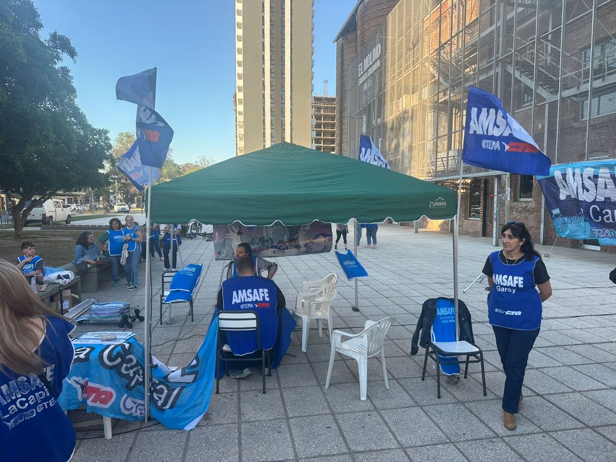 Docentes nucleados en Amsafé La Capital participaron este miércoles de una jornada nacional de protesta convocada por Ctera.