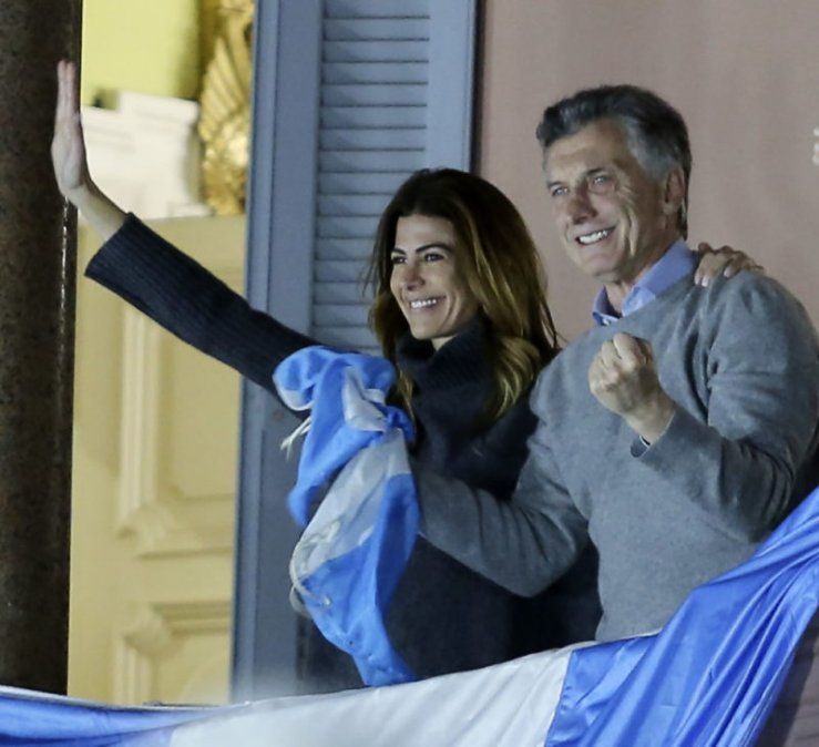 Desde el balcón de la Casa Rosada, Macri saludó y agradeció la movilización en apoyo a su reelección