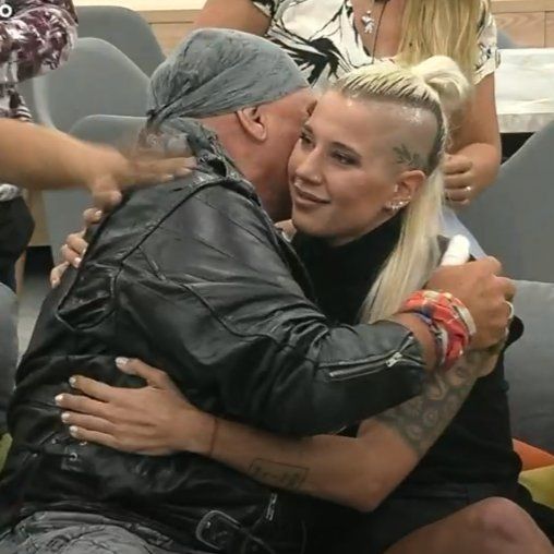 Alfa saludó a La Tora después de ser salvado por la gente.