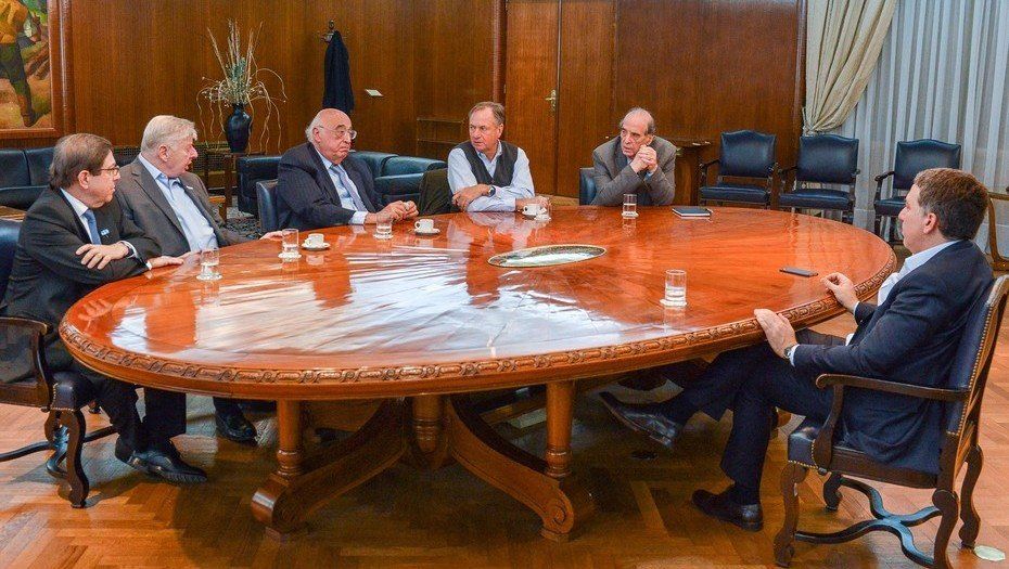 En su segundo día como coordinador económico, Dujovne se reunió con economistas