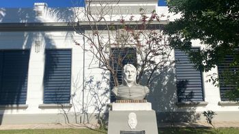 Según relató el tesorero de la escuela, los intrusos ingresaron por una reja y permanecieron varias horas dentro del edificio.