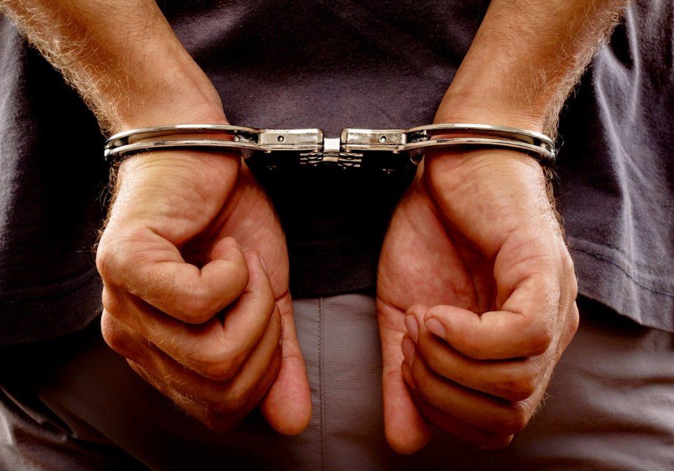 JDLCR amenazaba a su propia hija con armas de fuego y utilizaba violencia física para agredirla sexualmente.