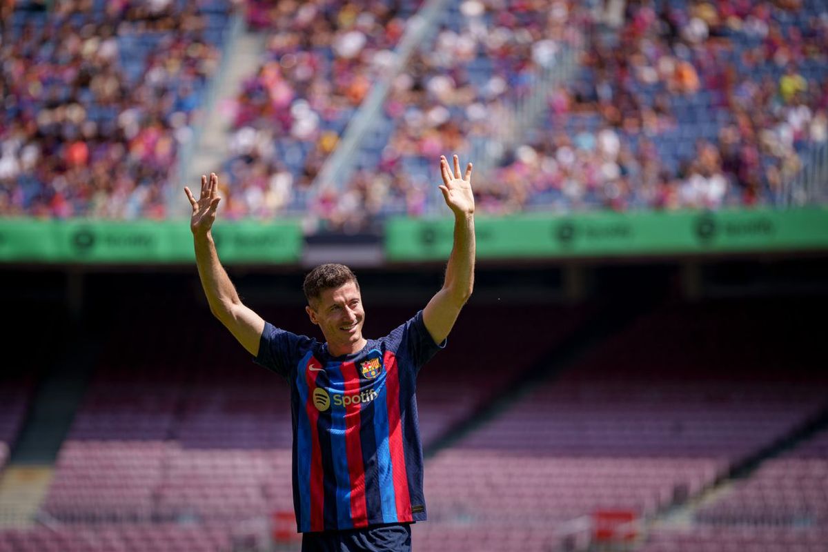El Fútbol Club Barcelona presentó a Robert Lewandowski como nuevo jugador del club ante 30.000 espectadores en el Camp Nou.